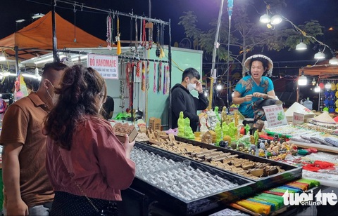 Chợ đêm Sơn Trà Đà Nẵng 'đóng cửa' vào tháng 7, đổi vị trí- Ảnh 1. Chợ đêm Sơn Trà, Đà Nẵng - Ảnh: TRƯỜNG TRUNG