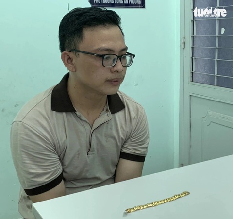 Nam thanh niên cướp giật tiệm vàng khai do thua cờ bạc qua mạng- Ảnh 1. Kiệt và số vàng tang vật tại cơ quan công an - Ảnh: C.A.