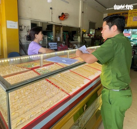 Công an làm việc với tiệm vàng bị cướp giật. Do cảnh giác nên chủ tiệm vàng này đã giữ được tài sản - Ảnh: C.A. Công an làm việc với tiệm vàng bị cướp giật. Do cảnh giác nên chủ tiệm vàng này đã giữ được tài sản - Ảnh: C.A.