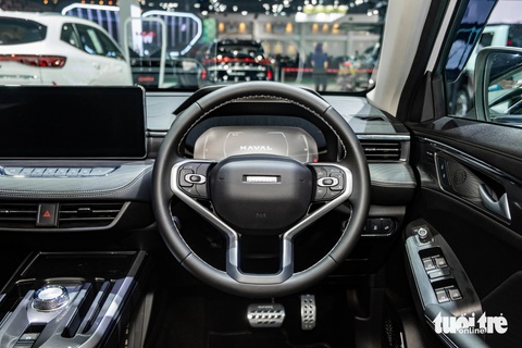Chi tiết Haval Jolion về Việt Nam tháng 4, giá từ dưới 700 triệu- Ảnh 7. Cabin được thiết kế theo phong cách tối giản. Bảng đồng hồ kỹ thuật số 7 inch nằm sau vô-lăng được bọc da. Màn hình giải trí 10,3 inch (10,25 inch cho phiên bản Sport) ở trung tâm, hỗ trợ kết nối Apple CarPlay và Android Auto. Jolion còn có hệ thống điều hòa tự động 2 vùng với cửa gió phía sau, cùng hệ thống âm thanh 6 loa.