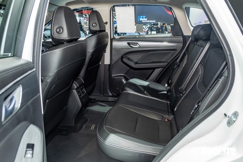 Chi tiết Haval Jolion về Việt Nam tháng 4, giá từ dưới 700 triệu- Ảnh 12. Thuộc phân khúc SUV/CUV B/B+, Haval Jolion được bố trí 5 chỗ ngồi. Các ghế được bọc da. Ghế lái chỉnh điện 6 hướng. Ghế phụ chỉnh cơ. Ghế sau gập 60:40. Bản Ultra có thông gió hàng ghế trước bên phía tài xế, hàng sau có bệ tì tay tích hợp giá để cốc, cửa sổ điện (bản Sport chỉ có bên phía tài xế).
