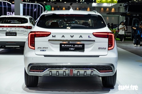 Chi tiết Haval Jolion về Việt Nam tháng 4, giá từ dưới 700 triệu- Ảnh 15. Một số đại lý tại Việt Nam đã bắt đầu nhận đặt cọc cho chiếc Haval Jolion với giá khởi điểm từ dưới 700 triệu đồng. Đây có thể là mức giá dành cho bản Pro. Ở Thái Lan, trước khi bị ngừng phân phối, bản Pro có giá chỉ thấp hơn Ultra khoảng 60.000 baht, tương đương 41 triệu đồng. Nếu mức chênh lệch này được áp dụng tại Việt Nam, giá của phiên bản Ultra có thể sẽ vượt qua mức 700 triệu đồng.