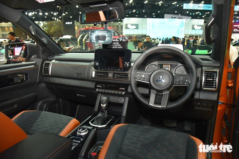Mitsubishi Triton hoàn toàn mới sắp về Việt Nam, đấu Ranger bằng động cơ ngang Raptor- Ảnh 7. Cabin Mitsubishi Triton 2024 mang đến cảm giác ngồi như trong phiên bản mới của Outlander. Xe được trang bị màn hình đằng sau vô lăng có kích thước 7 inch và màn hình trung tâm 10 inch, hỗ trợ kết nối Apple CarPlay cùng Android Auto. Hệ thống âm thanh 6 loa. Phanh tay cơ. Ghế lái có thể chỉnh điện 8 hướng. Ngoài cổng USB-A truyền thống, Triton mới cũng được trang bị cổng USB-C.