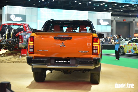 Mitsubishi Triton hoàn toàn mới sắp về Việt Nam, đấu Ranger bằng động cơ ngang Raptor- Ảnh 10. Mitsubishi đã công bố giá bán của mẫu Triton 2024 tại BIMS 2024. Ở Thái Lan, Mitsubishi Triton Athlete có giá 1,125 triệu baht (khoảng 766 triệu đồng) cho phiên bản một cầu, và 1,298 triệu baht (khoảng 883 triệu đồng) cho phiên bản hai cầu. Trong khi đó, tại Việt Nam, giá của các phiên bản Triton hiện hành đang dao động từ 650 - 905 triệu đồng.