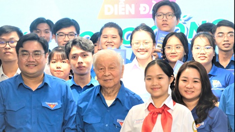 Tuổi trẻ chọn lẽ sống, chọn khát vọng cống hiến- Ảnh 1. Cuộc gặp giữa hai thế hệ đoàn viên năm xưa và hôm nay cùng chia sẻ câu chuyện chọn lẽ sống, chọn khát vọng cống hiến - Ảnh: VŨ THỦY
