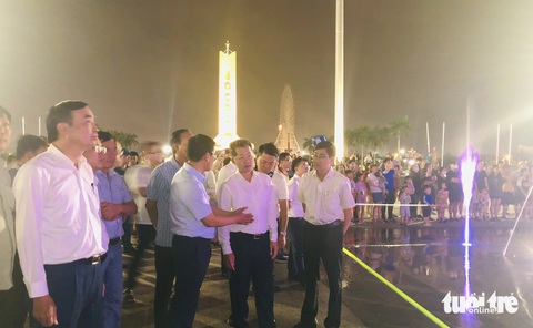 Nửa đêm, người dân Đà Nẵng vẫn chen chân xem nhạc nước ở quảng trường 29-3- Ảnh 2. Bí thư Thành ủy Đà Nẵng nghe các đơn vị liên quan trao đổi - Ảnh: ĐOÀN CƯỜNG