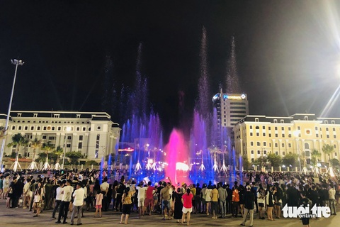 Nửa đêm, người dân Đà Nẵng vẫn chen chân xem nhạc nước ở quảng trường 29-3- Ảnh 4. 22h tối 25-3, đông đảo người dân tập trung xem nhạc nước