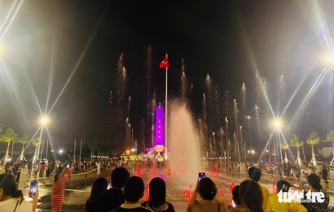 Nửa đêm, người dân Đà Nẵng vẫn chen chân xem nhạc nước ở quảng trường 29-3- Ảnh 1. Nhạc nước đang được thử nghiệm tại quảng trường 29-3 - Ảnh: ĐOÀN CƯỜNG