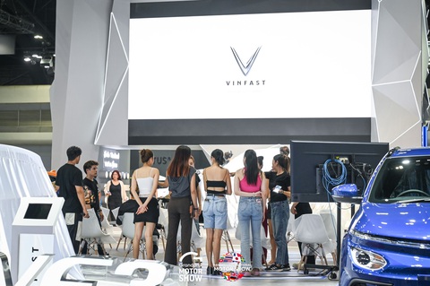 Bangkok Motor Show 2024: Quầy bar VinFast và hàng loạt xe hot dự kiến đến Việt Nam lộ diện- Ảnh 2. Phía trước là nơi trưng bày xe. Các xe điện VinFast đã tới Thái Lan. Trong hình là VF e34 và một chiếc xe được che chắn cẩn thận, có thể là VF Wild.