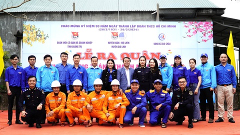 Tuổi trẻ PC Quảng Trị với công trình ‘Ánh sáng đường quê’- Ảnh 1. Phó Bí thư Thường trực Đảng ủy Khối Cơ quan và Doanh nghiệp tỉnh Quảng Trị Hồ Văn Chính chụp ảnh lưu niệm cùng các đại biểu Tuổi trẻ Đoàn Khối Cơ quan và Doanh nghiệp tỉnh Quảng Trị tham dự Lễ ra quân hưởng ứng Tháng thanh niên năm 2024