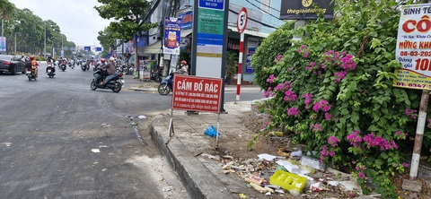 Quận trung tâm Cần Thơ xử phạt đổ rác bừa bãi qua camera- Ảnh 1. Biển thông báo cấm đổ rác đặt trên đường Ba THáng Hai, quận Ninh Kiều, TP Cần Thơ - Ảnh: LÊ DÂN