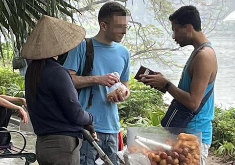 Sao phải ngán người buôn gian bán lận, 'chặt chém'?- Ảnh 1. Hình ảnh người phụ nữ bán bánh rán “chặt chém” du khách - Ảnh: D.T.