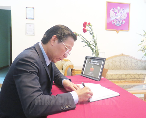 Lãnh đạo TP.HCM viết sổ tang chia buồn cùng các nạn nhân khủng bố tại Nga- Ảnh 1. Chủ tịch UBND TP.HCM Phan Văn Mãi viết sổ tang chia buồn - Ảnh: THÀNH ỦY TP.HCM
