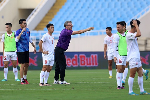 Vũ Văn Thanh, Hồ Tấn Tài được ghép vào bộ khung hàng thủ tuyển Việt Nam- Ảnh 5. HLV Philippe Troussier vẫn thể hiện thái độ hướng dẫn gắt gao như mọi khi - Ảnh: HOÀNG TÙNG