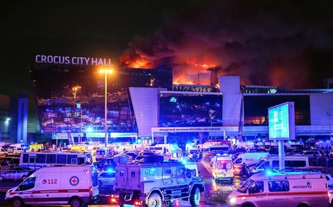 Lực lượng chức năng Nga có mặt tại hiện trường vụ xả súng tối 22-3 - Ảnh: RIA NOVOSTI Lực lượng chức năng Nga có mặt tại hiện trường vụ xả súng tối 22-3 - Ảnh: RIA NOVOSTI