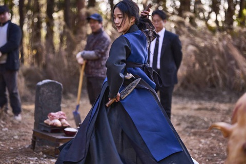 Một phân cảnh ấn tượng của Kim Go Eun trong Quật mộ trùng ma - Ảnh: ĐPCC Một phân cảnh ấn tượng của Kim Go Eun trong Quật mộ trùng ma - Ảnh: ĐPCC