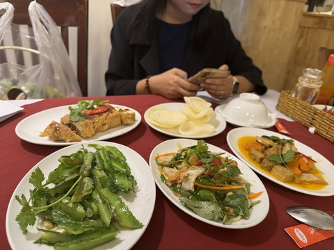 Sử dụng dầu ăn đúng cách để tránh gây bệnh- Ảnh 1. Theo Viện Dinh dưỡng quốc gia, trong mỗi gia đình nên có hai loại dầu ăn để sử dụng cho các loại thực phẩm khác nhau - Ảnh: THU HIẾN