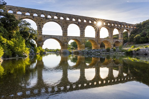 Những sáng tạo đỉnh cao của người La Mã khiến hậu thế kinh ngạc- Ảnh 3. Pont du Gard không chỉ nổi tiếng với vẻ đẹp hoành tráng, mà còn là kiệt tác đáng kinh ngạc về sự tỉ mỉ và kỹ thuật xây dựng đỉnh cao của người La Mã cổ đại - Ảnh: GARD TOURISME