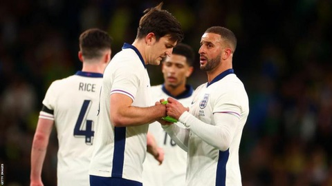 Tin tức thể thao: Tai nạn thảm khốc 4 người chết ở đường đua Hungary- Ảnh 2. Kyle Walker (phải) trao băng đội trưởng cho Harry Maguire ở trận đấu với Brazil - Ảnh: Getty