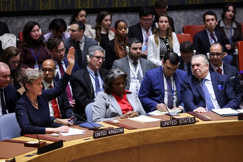 Hội đồng Bảo an thông qua nghị quyết buộc Israel, Hamas ngừng bắn lập tức- Ảnh 1. Hội đồng Bảo an Liên Hiệp Quốc họp thông qua nghị quyết về cuộc chiến giữa Israel và Hamas ngày 25-3. Trong ảnh: Đại sứ Mỹ tại Liên Hiệp Quốc ngồi im trong khi đại sứ Anh giơ tay đồng ý thông qua nghị quyết - Ảnh: REUTERS