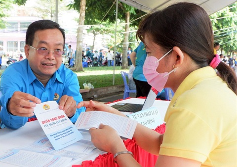 Ngày làm việc tốt mừng sinh nhật Đoàn- Ảnh 3. Người lao động đến tìm hiểu thông tin và nghe tư vấn pháp luật về lao động để đảm bảo quyền lợi của mình - Ảnh: K.ANH