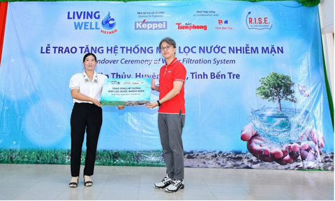 Keppel đưa máy lọc nước nhiễm mặn đến với người dân Bến Tre và Trà Vinh- Ảnh 1. Ông Wong Wai Foo, Giám đốc bộ phận Phát triển Bền vững, Tập đoàn Keppel tại Việt Nam, trao biểu trưng cho Bà Trần Thị Minh Châu, Phó Chủ tịch UBND xã Tân Thuỷ, huyện Ba Tri, tỉnh Bến Tre tại lễ trao tặng hệ thống máy lọc nước nhiễm mặn thuộc dự án Living Well