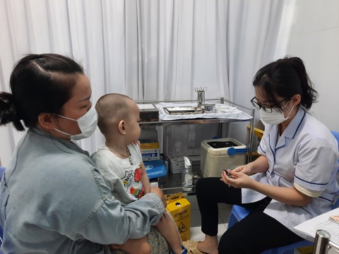 Những bệnh lý nguy hiểm thường gặp ở trẻ nhỏ trong mùa nắng nóng- Ảnh 1. Ngành y tế TP.HCM khuyến cáo phụ huynh cần tiêm vắc xin đầy đủ cho trẻ nhỏ để phòng bệnh trong mùa nắng nóng - Ảnh: THU HIẾN