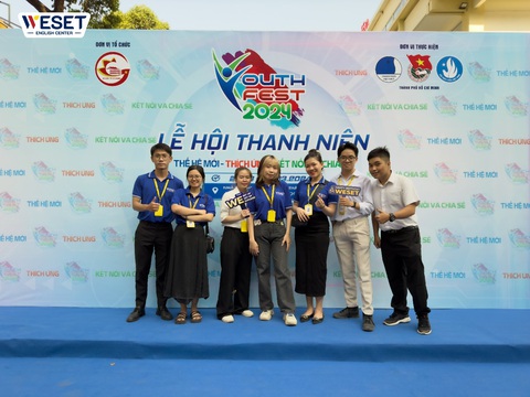 WESET English Center tham gia Lễ hội Thanh niên - Youth Fest 2024- Ảnh 1. Người tham gia chụp hình kỷ niệm tại sự kiện