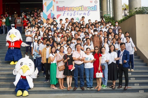 Khám phá 'vũ trụ' đa ngành nghề tại HIU- Ảnh 1. Phụ huynh - học sinh và các thầy cô tham gia ngày hội trải nghiệm tại HIU