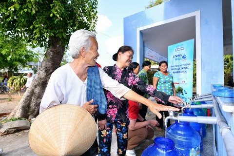Keppel đưa máy lọc nước nhiễm mặn đến với người dân Bến Tre và Trà Vinh- Ảnh 3. Người dân lấy nước sạch từ hệ thống máy lọc nước