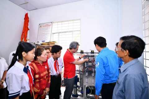 Keppel đưa máy lọc nước nhiễm mặn đến với người dân Bến Tre và Trà Vinh- Ảnh 5. Người dân, học sinh và đại diện chính quyền địa phương tìm hiểu về cách sử dụng máy lọc nước