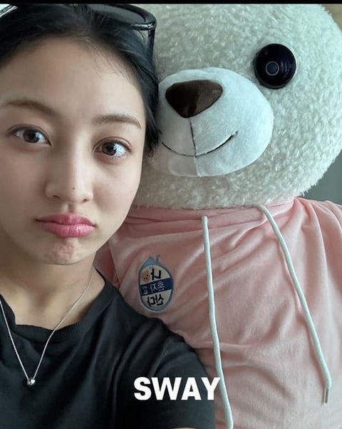 Chuyện hẹn hò của Jihyo (TWICE) và 'Iron man' Hàn Quốc bị khui lúc nửa đêm- Ảnh 2. Jihyo (TWICE)