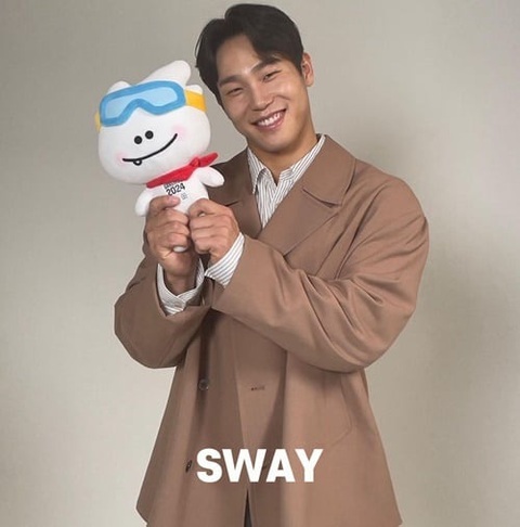 Chuyện hẹn hò của Jihyo (TWICE) và 'Iron man' Hàn Quốc bị khui lúc nửa đêm- Ảnh 3. và Yoon Sung Bin từng được biết đến là người chơi cố định trong show I live alone