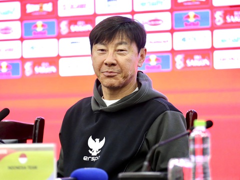 HLV Shin Tae Yong: Indonesia sẽ đánh bại Việt Nam- Ảnh 1. HLV Shin Tae Yong tham dự cuộc họp báo trước trận đấu - Ảnh: NGUYÊN KHÔI