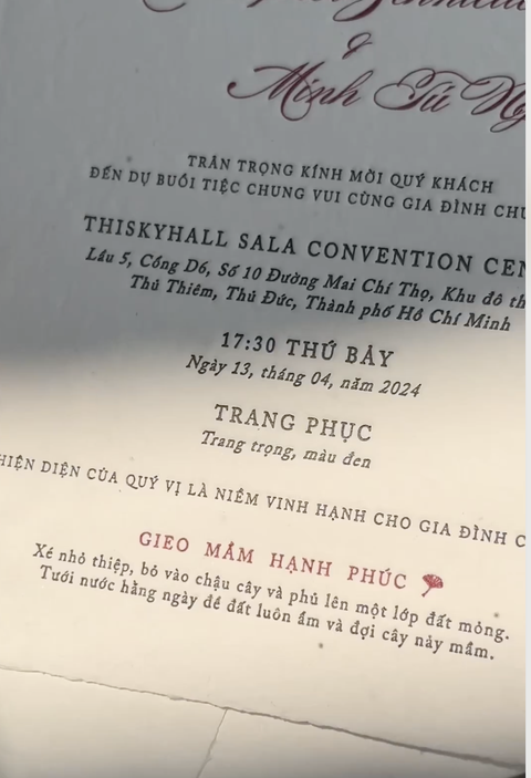 Chi tiết ý nghĩa đặc biệt trên thiệp cưới của siêu mẫu Minh Tú- Ảnh 3. Lời nhắn đặc biệt Minh Tú gửi đến khách mời qua tấm thiệp cưới