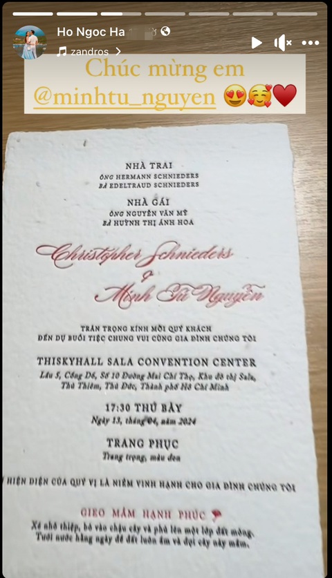 Chi tiết ý nghĩa đặc biệt trên thiệp cưới của siêu mẫu Minh Tú- Ảnh 1. Hồ Ngọc Hà là nghệ sĩ Việt đầu tiên đăng tải thiệp cưới được nhận từ siêu mẫu Minh Tú
