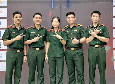 Những cô nàng yêu màu áo xanh, đam mê nghiên cứu khoa học- Ảnh 1. Thượng sĩ Trần Thị Tới (giữa) gây ấn tượng với thành tích đáng nể trong nghiên cứu khoa học - Ảnh: T.T