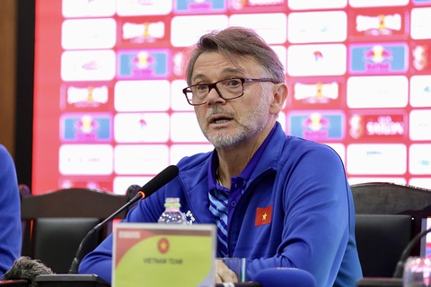 HLV tuyển Việt Nam Troussier ‘cầu viện’ Nhật Bản cách chống Indonesia ném biên xa- Ảnh 1. HLV Philippe Troussier của tuyển Việt Nam tự tin đã tìm ra cách khắc chế những quả ném biên xa của Indonesia - Ảnh: HOÀNG TÙNG