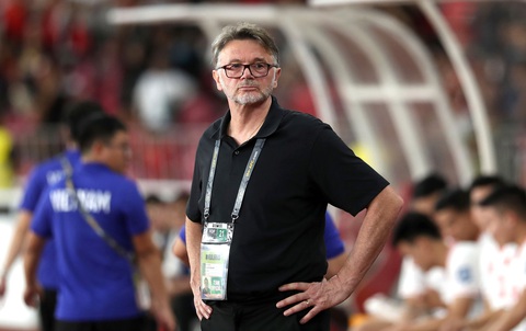 HLV Shin Tae Yong: 20 năm không thắng tuyển Việt Nam trên sân Mỹ Đình, lần này sẽ khác- Ảnh 3. HLV Troussier gặp rất nhiều áp lực trên sân Mỹ Đình trong trận đấu tối nay với Indonesia - Ảnh: NGUYÊN KHÔI