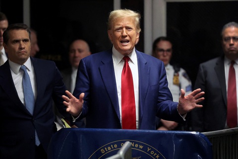 Ông Trump chưa bị tịch thu tài sản nhưng phải nộp bảo lãnh 175 triệu USD- Ảnh 1. Ông Trump phát biểu với truyền thông sau khi đến phiên nghe xử vụ ông bị cáo buộc chi tiền bịt miệng một diễn viên khiêu dâm ngày 25-3 ở New York - Ảnh: REUTERS