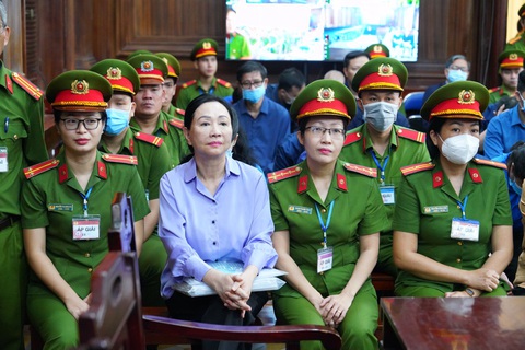 Vạn Thịnh Phát đề xuất gì để khắc phục hậu quả bước đầu cho các trái chủ?- Ảnh 1. Bà Trương Mỹ Lan (chủ tịch hội đồng quản trị Tập đoàn Vạn Thịnh Phát) trong phiên tòa sơ thẩm vụ án giai đoạn 1 - Ảnh: HỮU HẠNH