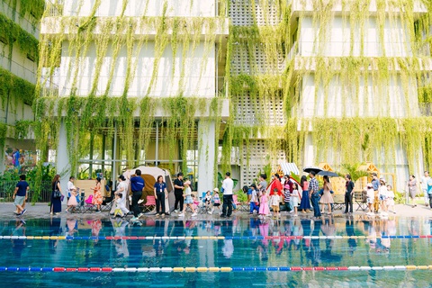 Trải nghiệm ngày hội tuyển sinh tại trường học hạnh phúc- Ảnh 2. Đông đảo phụ huynh cùng với học sinh tham gia các hoạt động trong ngày hội tuyển sinh tại trường.
