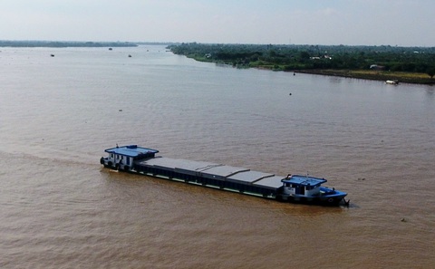 Quy hoạch thủ đô đến năm 2045: Phát triển sông Hồng thành biểu tượng của Hà Nội- Ảnh 1. Một tàu chở cát trên sông Hồng, đoạn chảy qua Hà Nội - Ảnh: NAM TRẦN