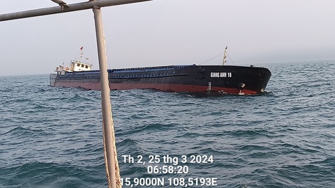 Đang cứu hộ tàu chở 3.000 tấn xi măng va bãi đá nghiêng chìm ở Cù Lao Chàm- Ảnh 6. Tàu Giang Anh nghiêng chìm phía mạn trái - Ảnh: H.C.H.