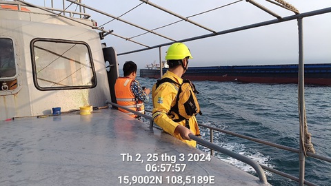 Đang cứu hộ tàu chở 3.000 tấn xi măng va bãi đá nghiêng chìm ở Cù Lao Chàm- Ảnh 5. Tàu Giang Anh chìm dần dưới mặt biển - Ảnh: H.C.H.
