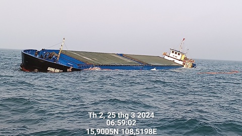 Đang cứu hộ tàu chở 3.000 tấn xi măng va bãi đá nghiêng chìm ở Cù Lao Chàm- Ảnh 1. Tàu Giang Anh 18 trên biển Cù Lao Chàm sáng 25-3 - Ảnh: H.C.H.