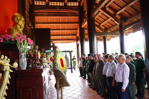 Dâng hương tưởng niệm 99 liệt sĩ Thanh niên xung phong TP.HCM hy sinh ở biên giới Campuchia- Ảnh 1. Lễ dâng hương tưởng niệm liệt sĩ Thanh niên xung phong hy sinh trên chiến trường biên giới Tây Nam - Campuchia - Ảnh: HOÀNG VÂN
