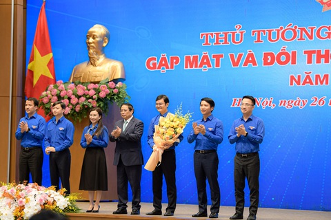 Thủ tướng Phạm Minh Chính đối thoại với tuổi trẻ- Ảnh 1. Thủ tướng tặng hoa cho Ban bí thư trung ương Đoàn nhân ngày 26-3 - Ảnh: NAM TRẦN