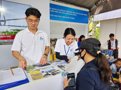 Tình nguyện viên Nhật xúc tiến du lịch Việt- Ảnh 1. Chị Nagai Junko (phải) và anh Kamiji Shota (trái) giới thiệu về du lịch nơi mình hoạt động cho các du khách tại Lễ hội Việt - Nhật năm 2024 vào hôm 9-3 - Ảnh: NGỌC ĐỨC
