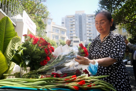 Những câu chuyện xúc động tại nơi tưởng niệm nạn nhân khủng bố nhà hát Crocus ở TP.HCM- Ảnh 1. Bác sĩ Đỗ Thị Ngà, một người chưa từng học tập hay làm việc tại Liên Xô và Nga nhưng đã đến chia buồn ngay sau khi nghe tin về vụ khủng bố - Ảnh: PHƯƠNG QUYÊN